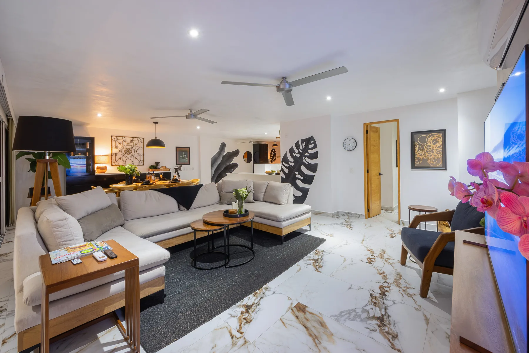 Living area with sofa, rug and marble-look porcelain floors